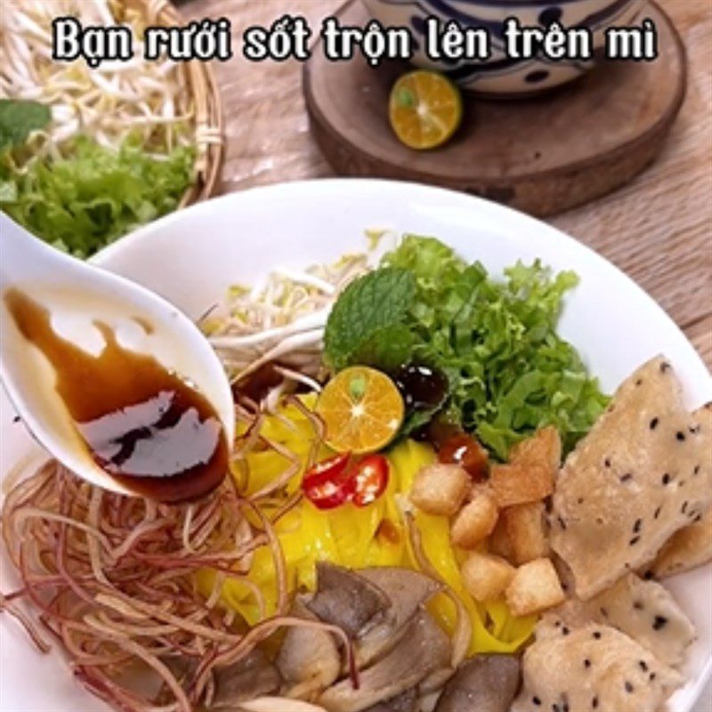 Step 5 Arrange ingredients and complete Vegetarian Quang noodles (Oyster mushrooms)