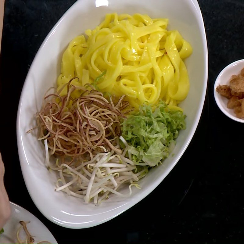 Step 5 Arrange ingredients and complete Vegetarian mixed Quang noodles