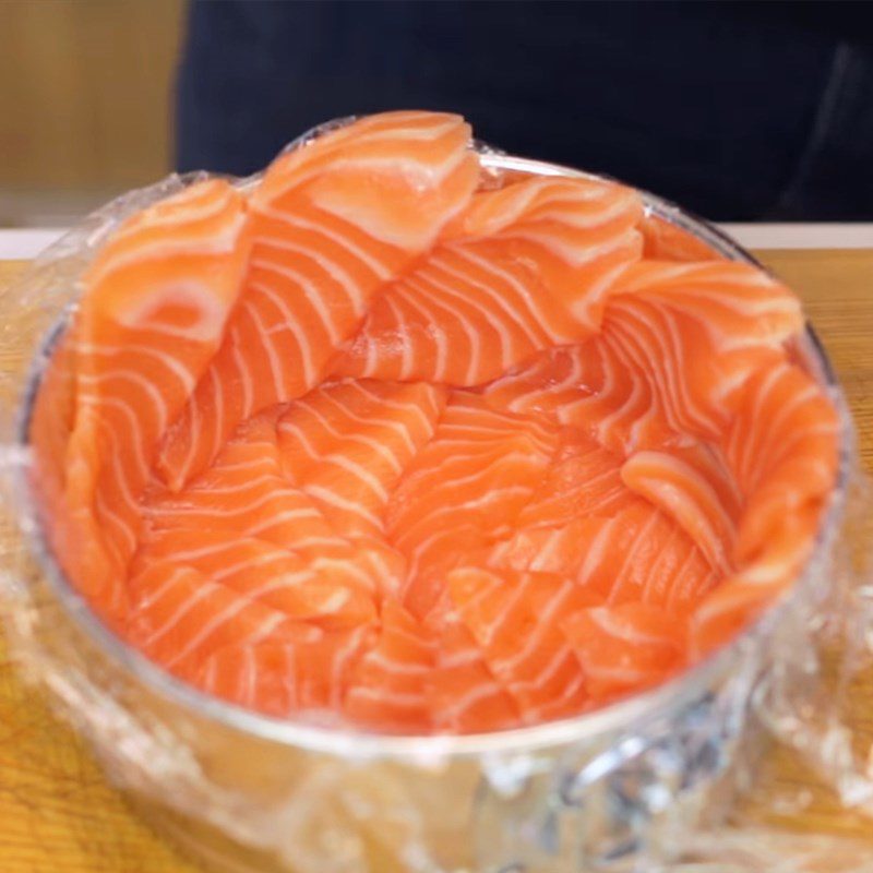 Step 3 Arrange ingredients in the mold for sushi birthday cake