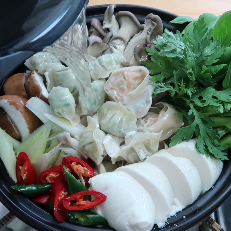 Step 4 Arrange ingredients in the hot pot and complete Korean dumpling hot pot