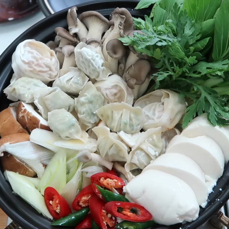 Step 4 Arrange ingredients in the hot pot and finish Korean dumpling hot pot