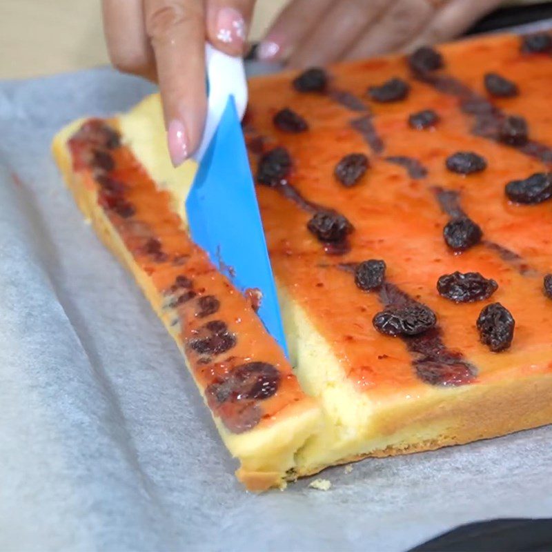 Step 5 Filling and rolling the cake Sponge cake roll with raisins and strawberry jam