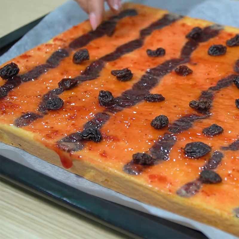 Step 5 Filling and rolling the cake Sponge cake roll with raisins and strawberry jam