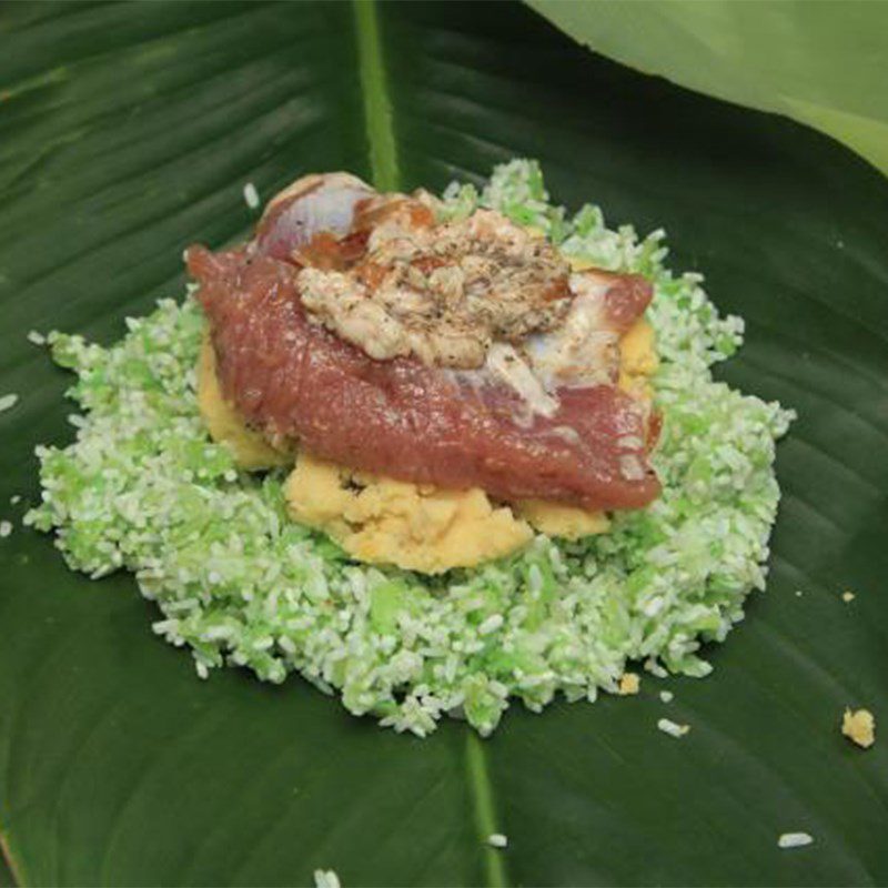 Step 3 Prepare the leaves and arrange the filling for green rice cake