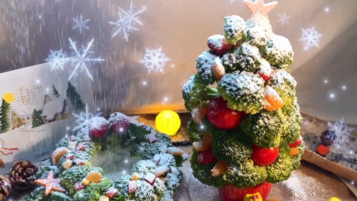 Arrange fruits and vegetables to shape a Christmas tree