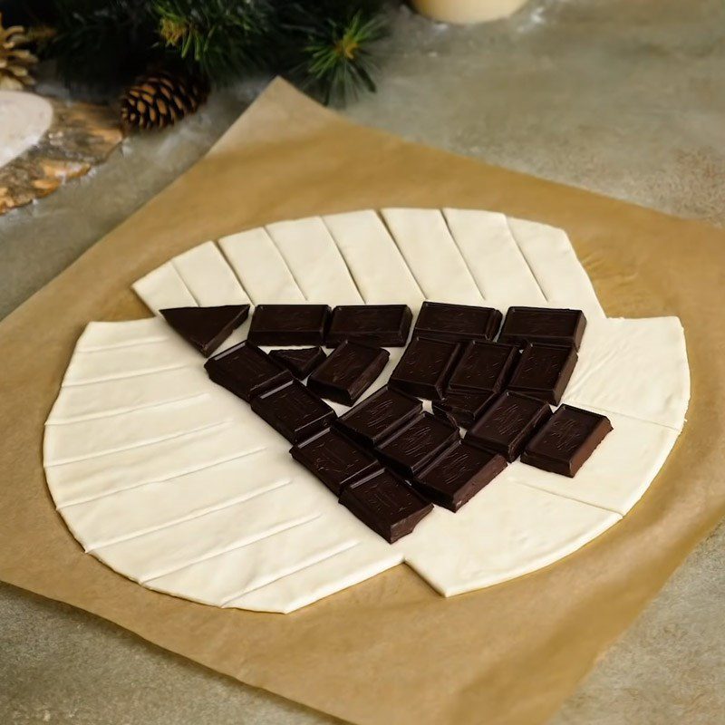 Step 1 Arrange and shape the cake Chocolate Christmas Tree Cake