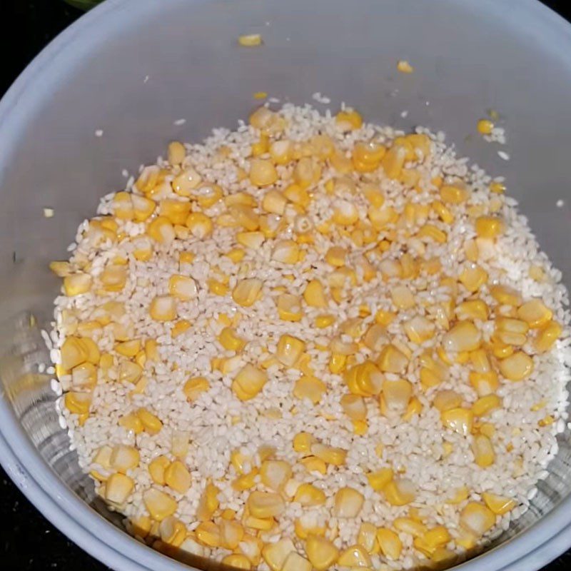 Step 2 Mix the corn and glutinous rice for Corn Sticky Rice using a Rice Cooker