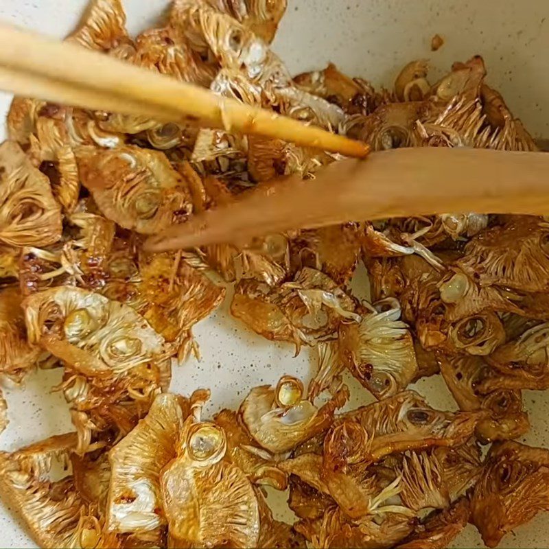 Step 4 Stir-fry with Fish Sauce Young jackfruit fried with fish sauce