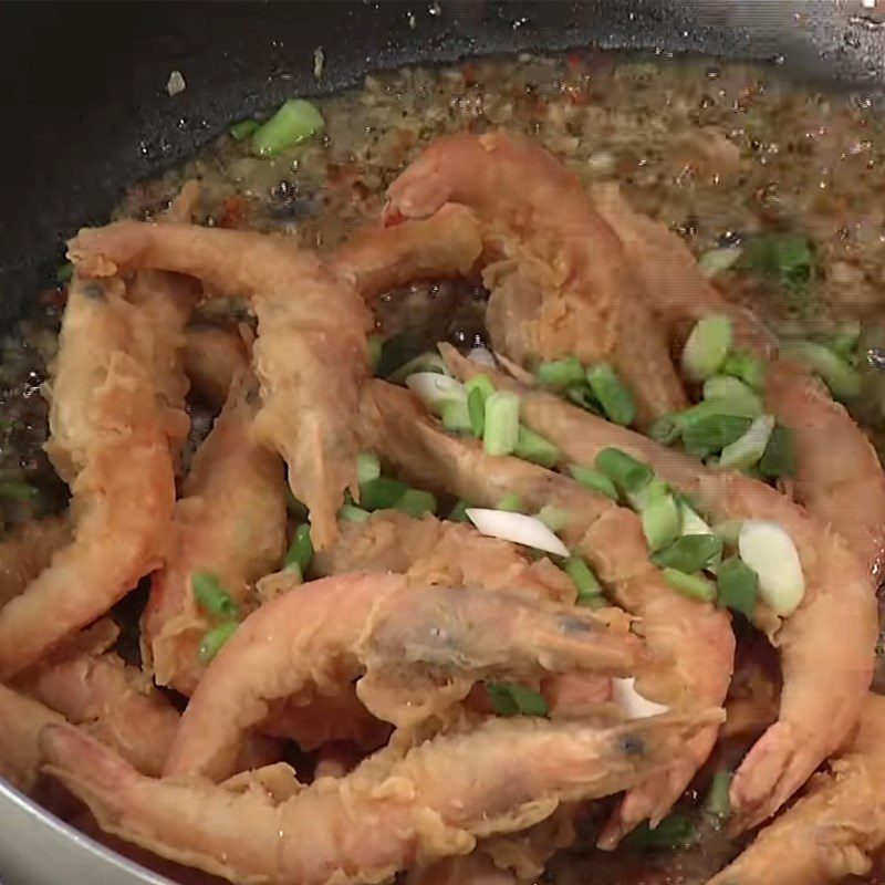 Step 5 Stir-fried shrimp Fried shrimp with straw