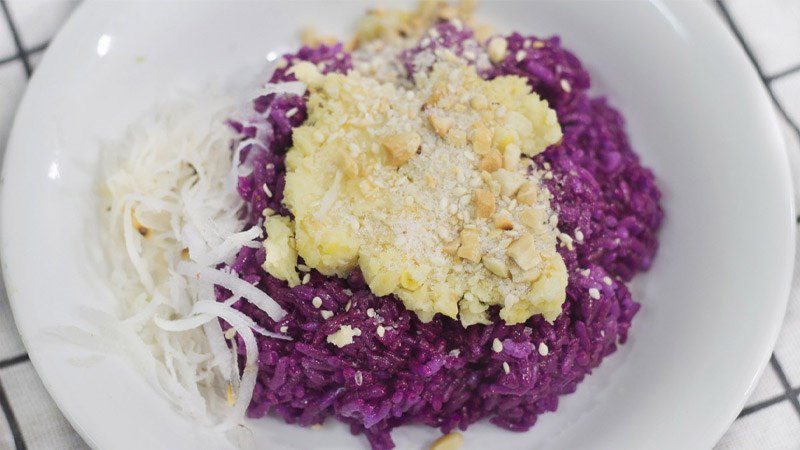 Sticky rice with purple glutinous rice