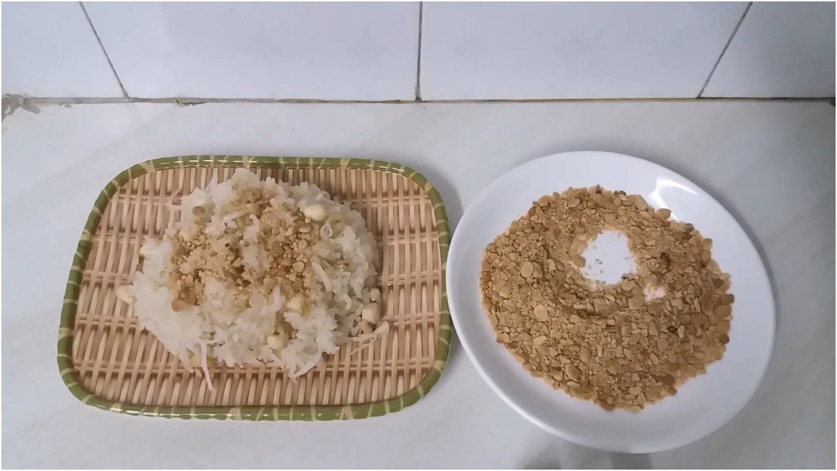 Sticky rice with coconut and lotus seeds