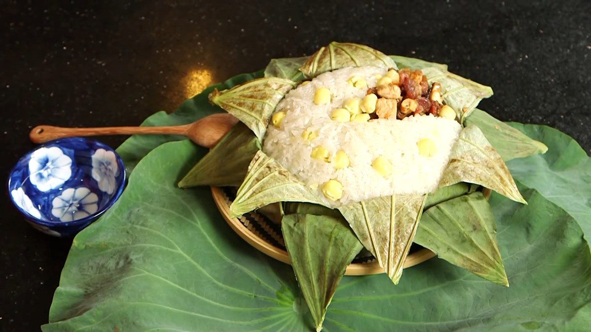 Chicken sticky rice with lotus leaves and stir-fried chicken