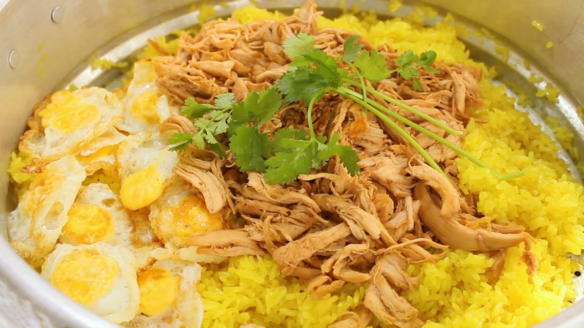 Shredded chicken sticky rice with coconut milk