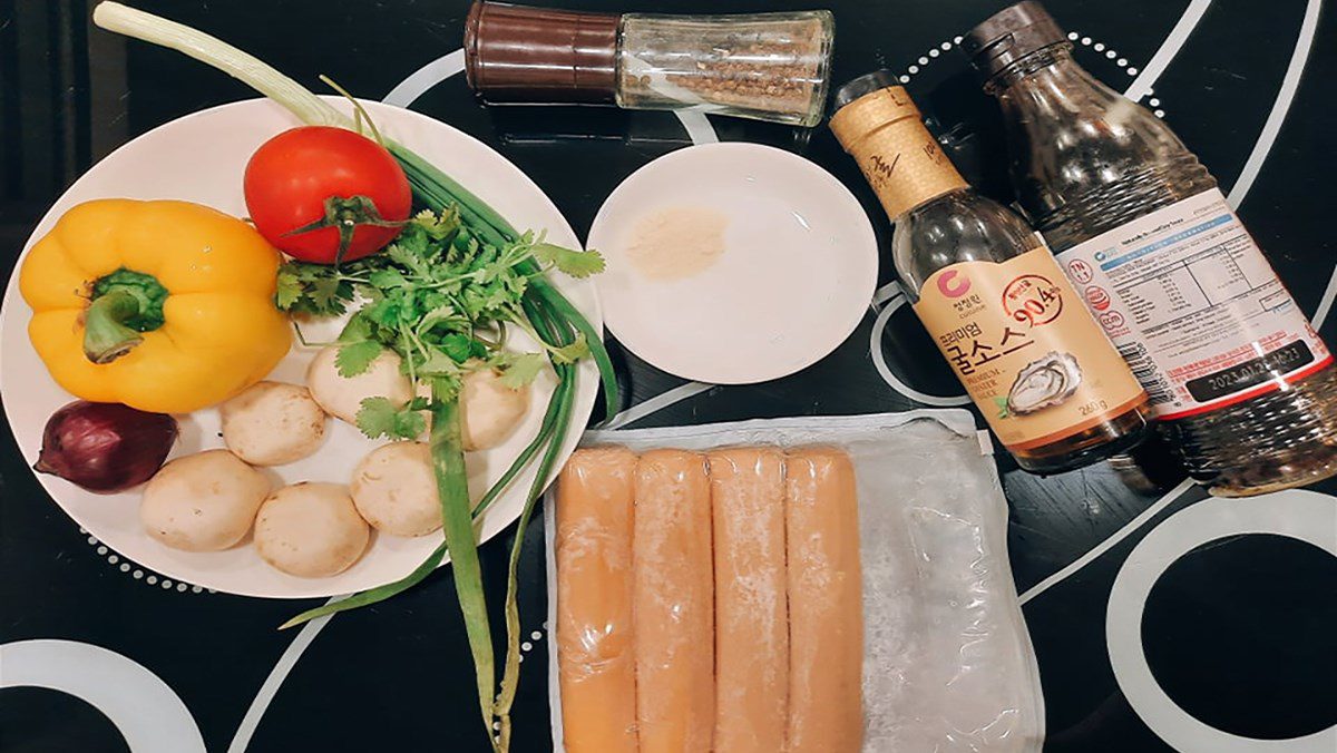 Ingredients for the dish of stir-fried sausage with mushrooms and bell peppers