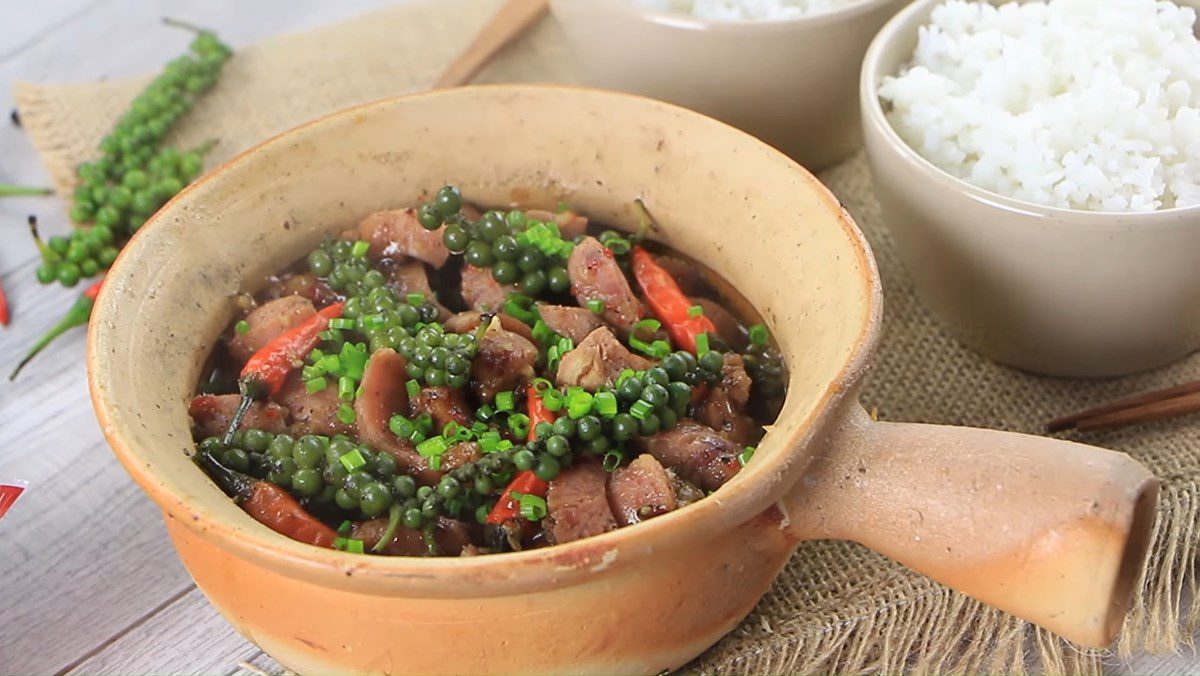 Smoked sausages braised with pepper