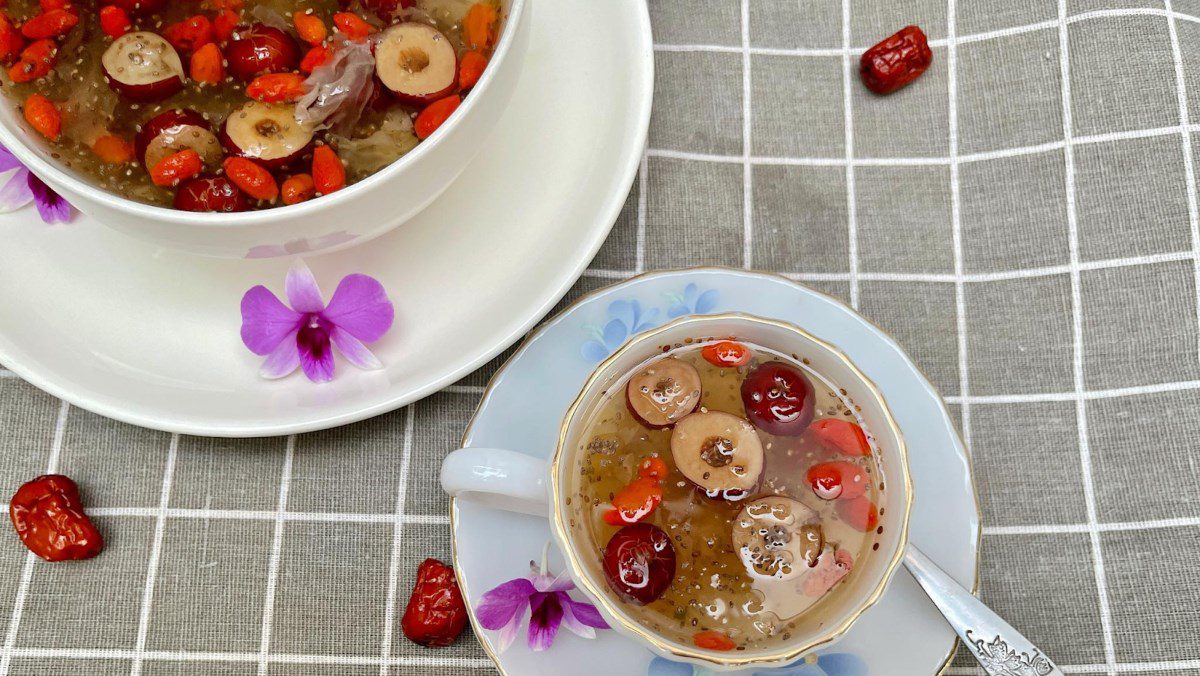 Steamed bird's nest with red apple and chia seeds (Recipe shared by a user)