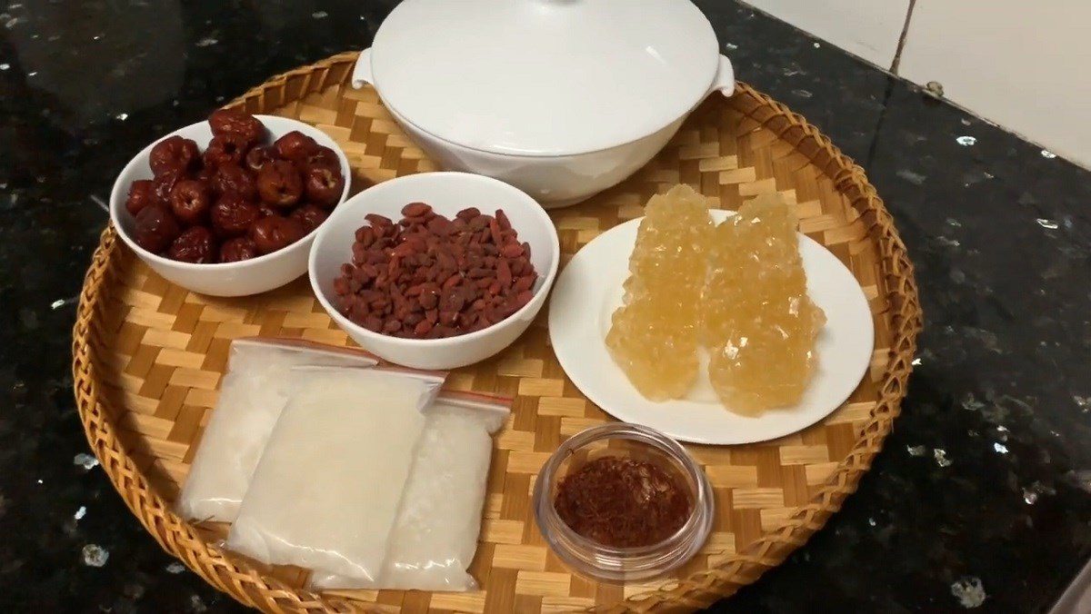 Ingredients for the dish steamed bird's nest with red apple and goji berries