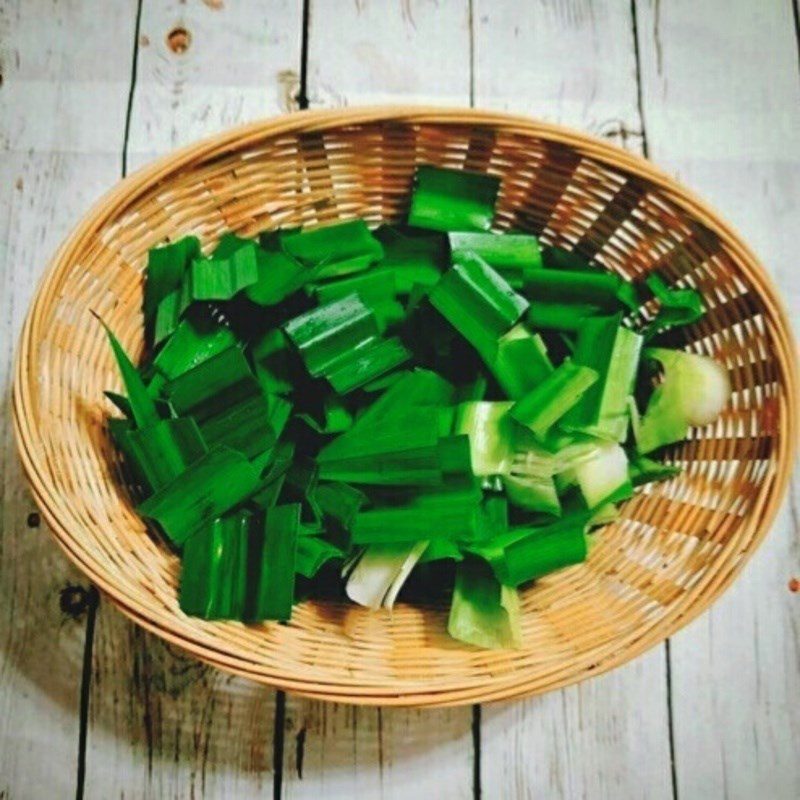 Step 1 Prepare pandan leaves for Dried pandan leaf tea