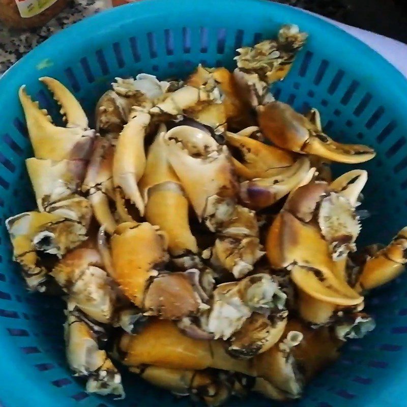 Step 1  Prepare the crab claws Salt and Chili Roasted Crab Claw