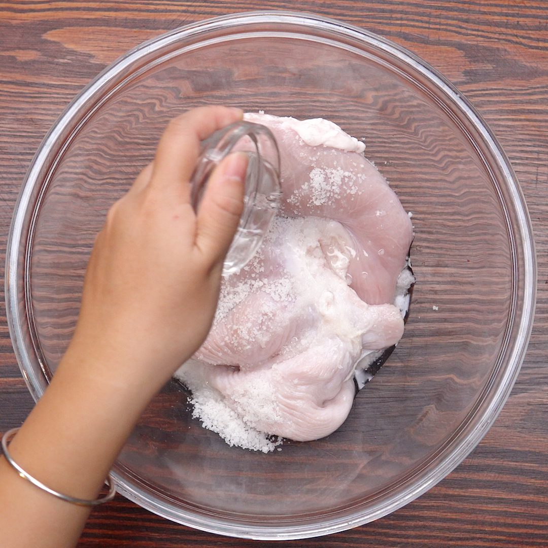 Step 2 Prepare the pig stomach for pickled pig stomach with lemongrass and chili