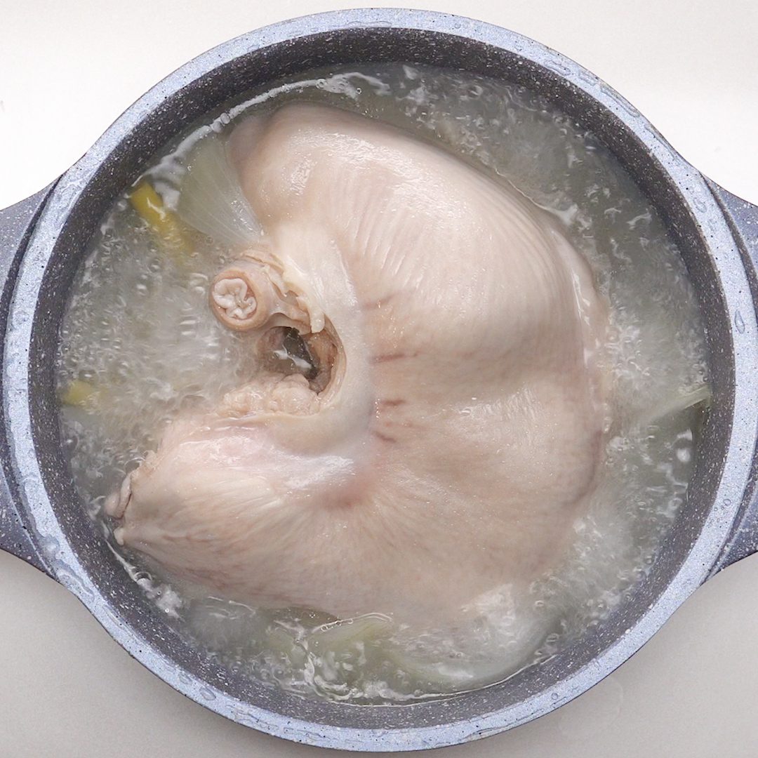 Step 3 Boil the pig stomach for pickled pig stomach with lemongrass and chili