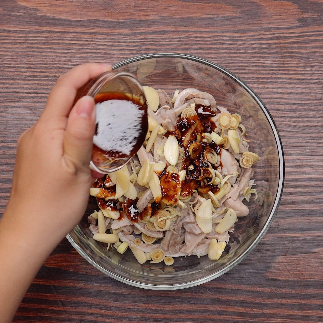 Step 4 Soak pig's stomach with lemongrass and chili