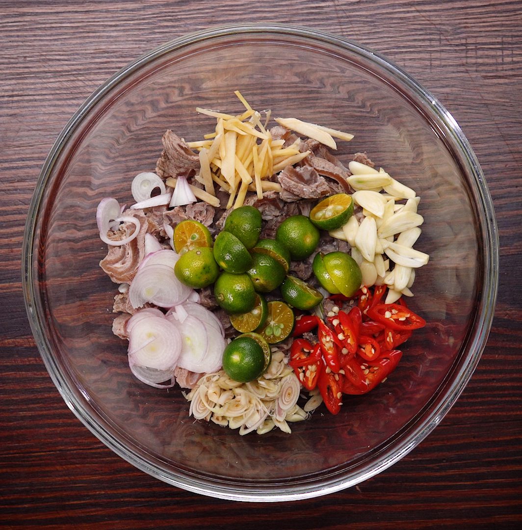 Step 4 Soak beef tendons in sour and spicy sauce