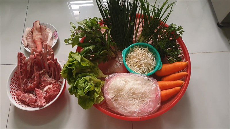 Ingredients for the dish 2 ways to cook pig tail noodle soup