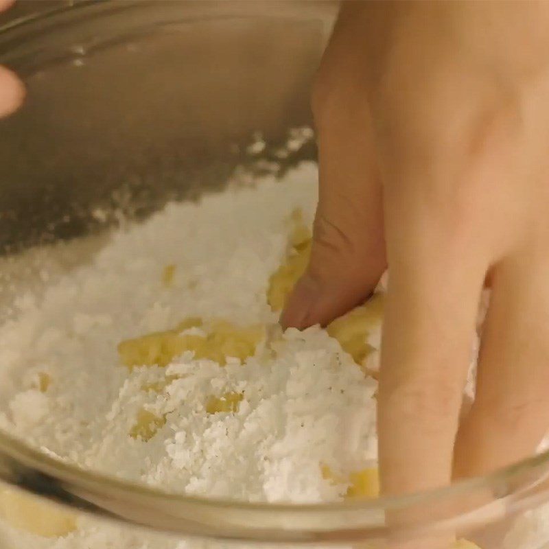 Step 4 Mix the dough for the cinnamon flower sticky rice cake shaped like a cat