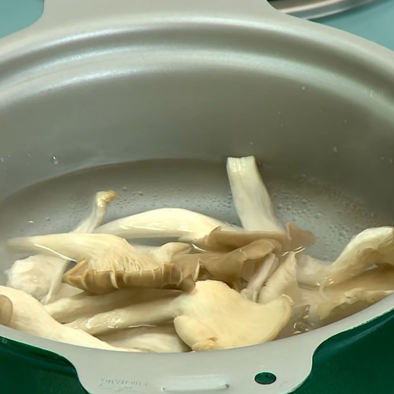 Step 2 Boil the oyster mushrooms for Taro Soup