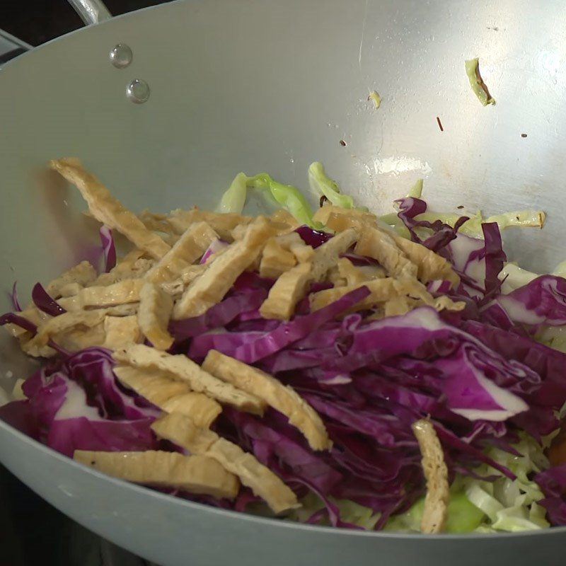 Step 3 Making stir-fried vegetarian cabbage Stir-fried purple cabbage