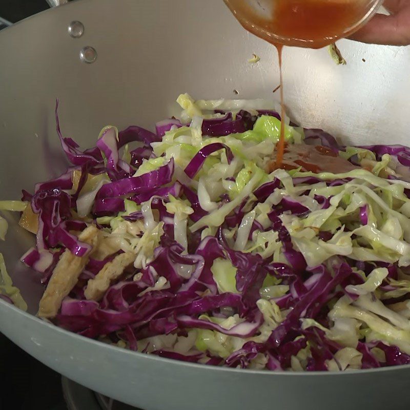 Step 3 Making stir-fried vegetarian cabbage Stir-fried purple cabbage