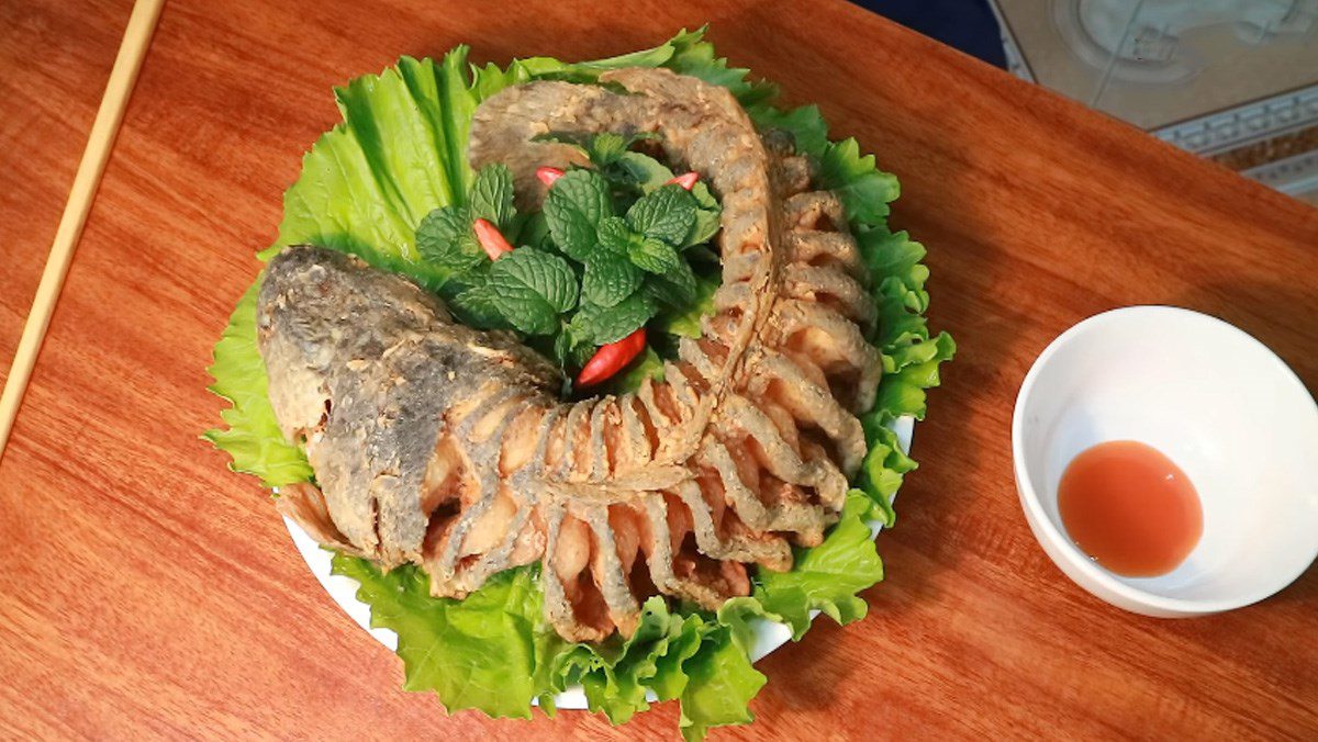 Deep-fried snakehead fish wrapped in rice paper