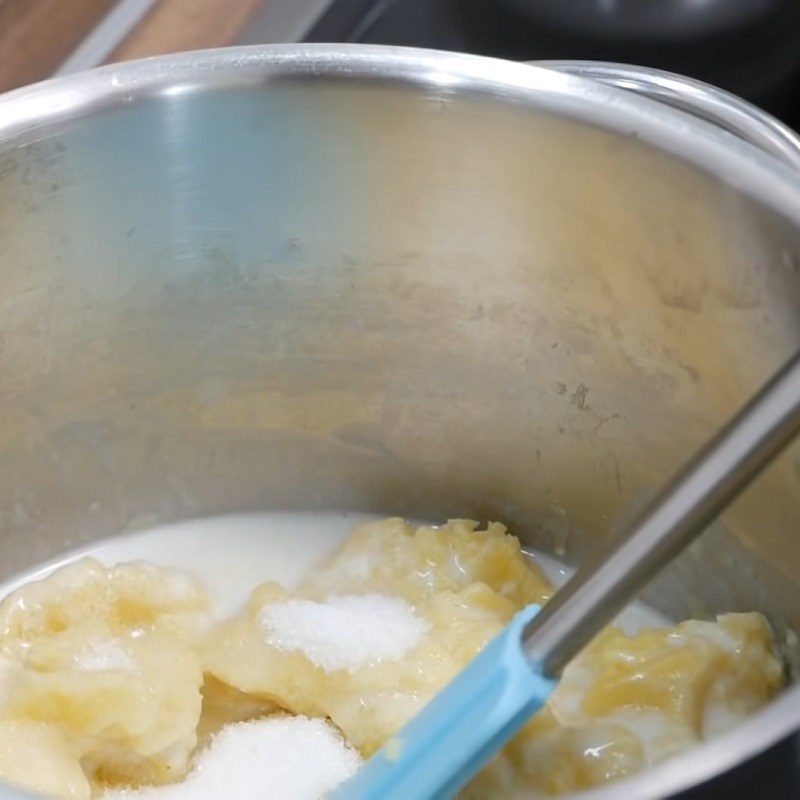 Step 2 Beat mung beans with coconut milk for Mung Bean Che with jelly pearls