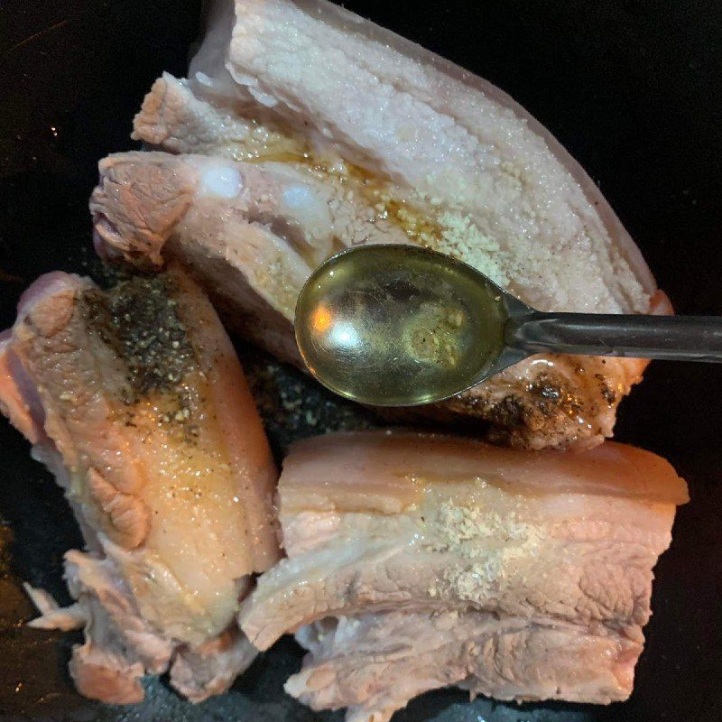 Step 2 Marinating the meat Braised pork belly (recipe shared by users)