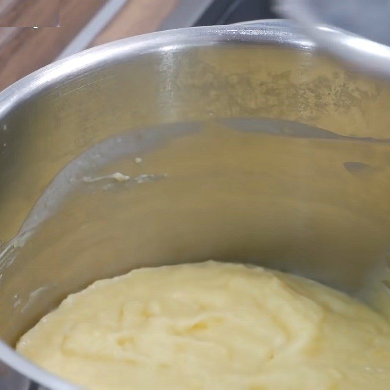 Step 2 Beat mung beans with coconut milk for Mung Bean Che with jelly pearls