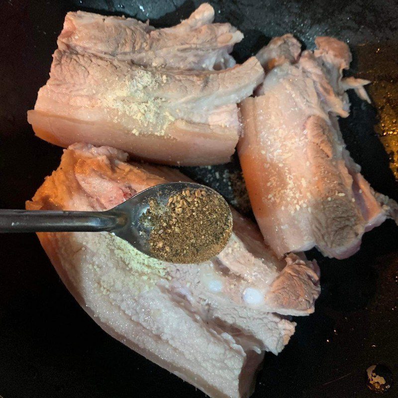 Step 2 Marinating the meat Braised pork belly (recipe shared by users)