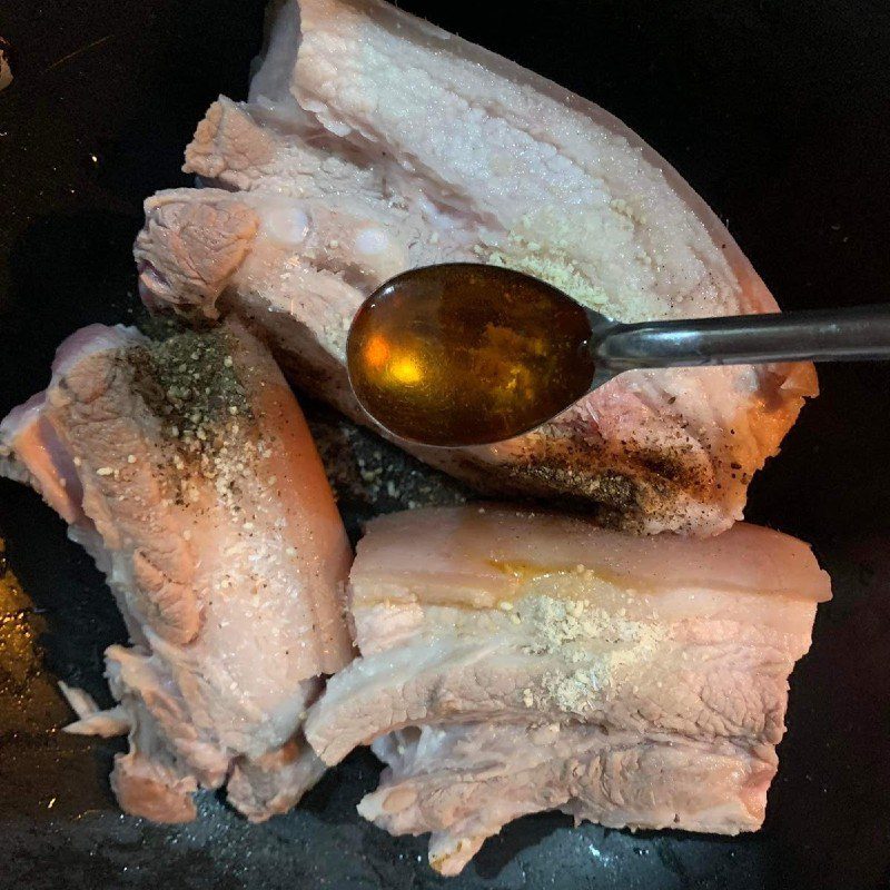 Step 2 Marinating the meat Braised pork belly (recipe shared by users)