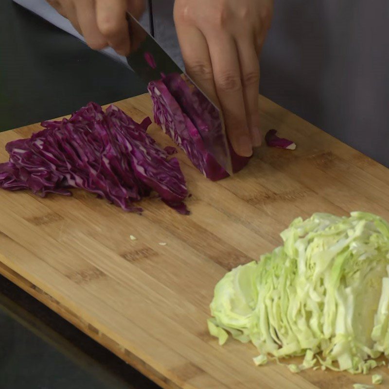 Step 1 Prepare the ingredients for stir-fried purple cabbage