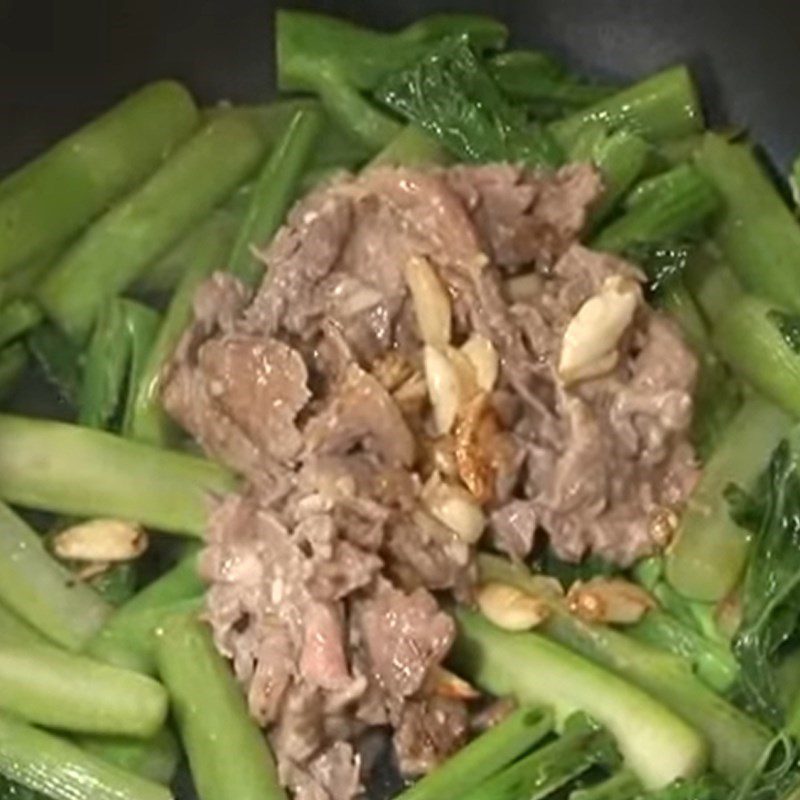 Step 4 Stir-fry mustard greens with beef Stir-fried mustard greens with garlic