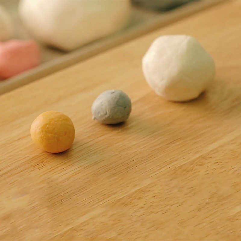 Step 5 Mix the dough colors for the cinnamon flower sticky rice cake shaped like a cat