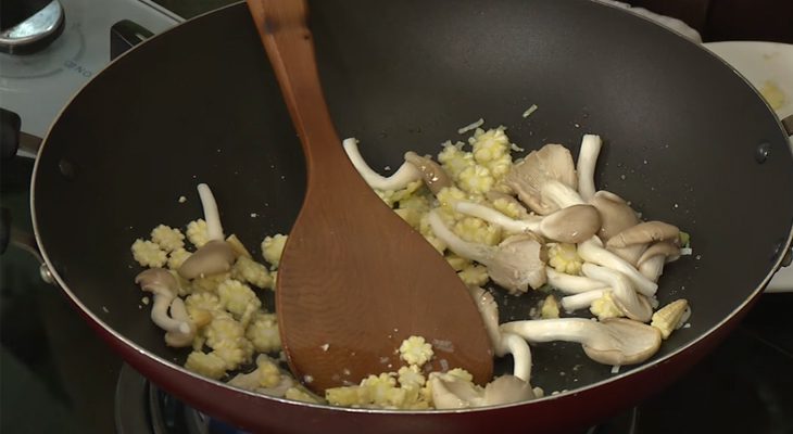 Step 3 Fry mushrooms and corn Fried oyster mushroom rice