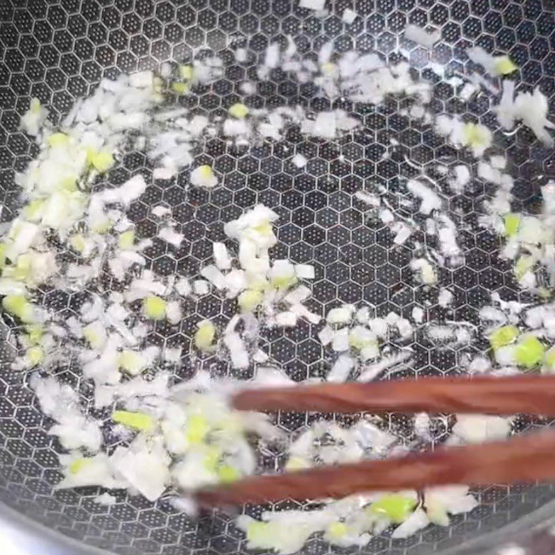 Step 2 Cook the braising sauce for bitter melon braised with vegetarian fish sauce