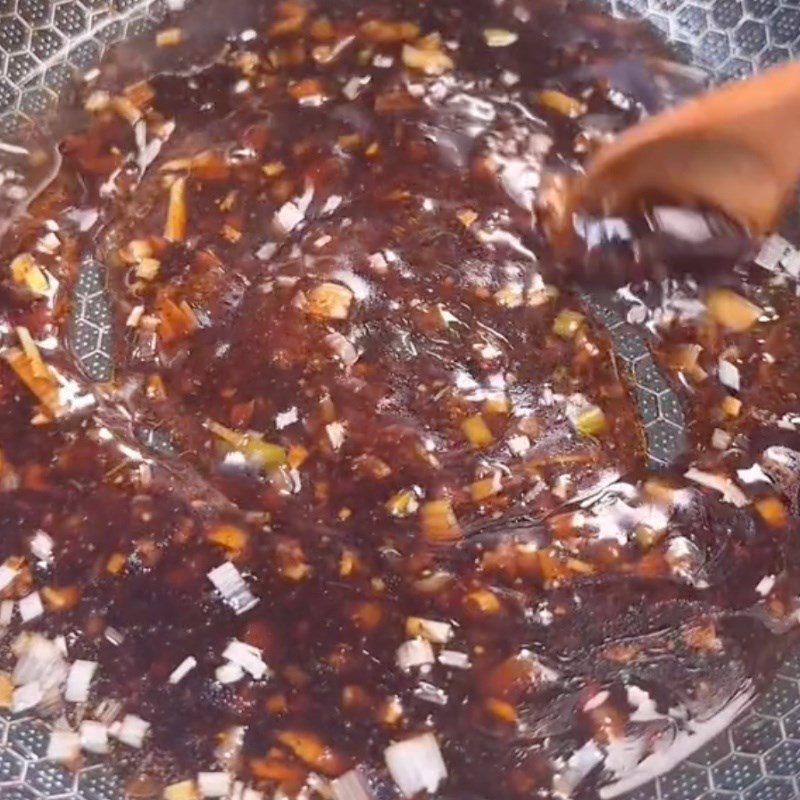 Step 2 Cook the braising sauce for bitter melon braised with vegetarian fish sauce