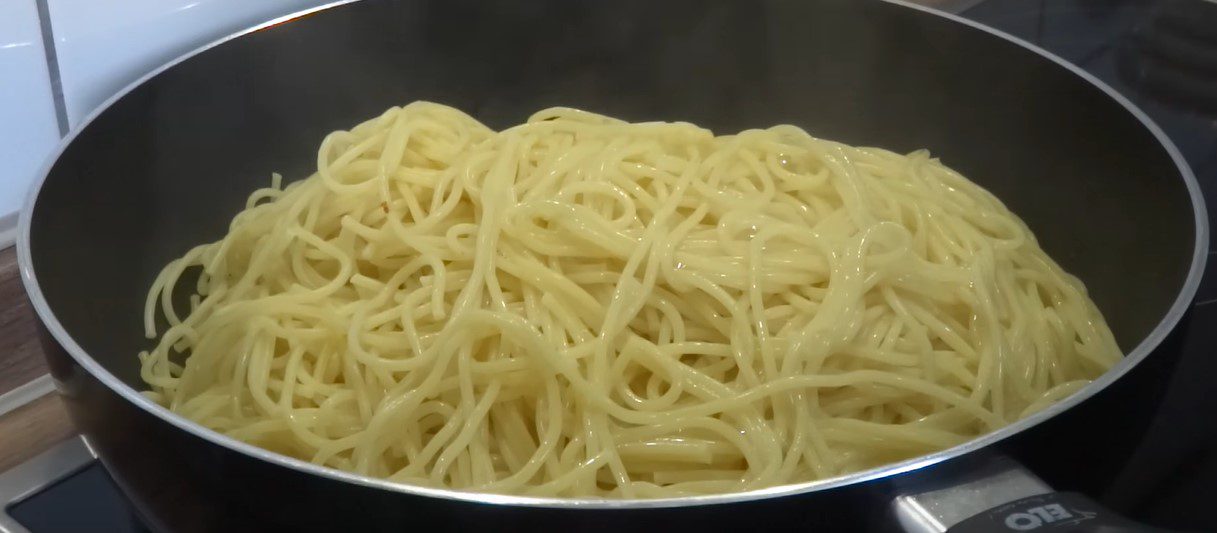 Step 2 Frying noodles Vegetarian Fried Noodles