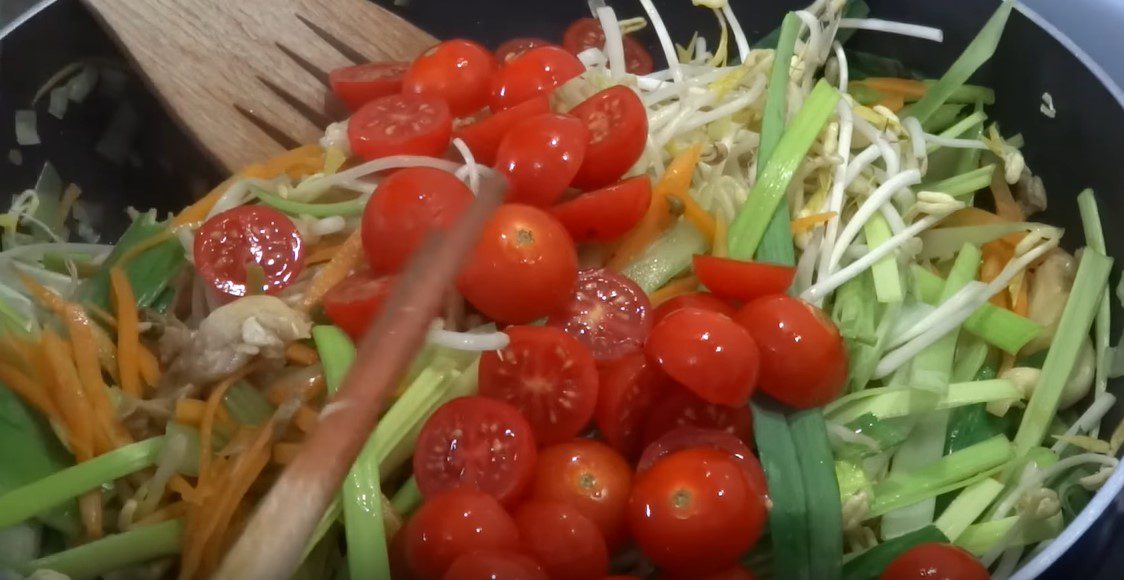 Step 2 Stir-fry noodles Vegetarian stir-fried noodles