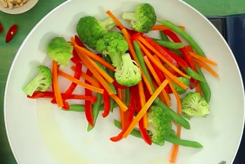 Step 2 Blanch and stir-fry the vegetables for vegetarian stir-fried Pho