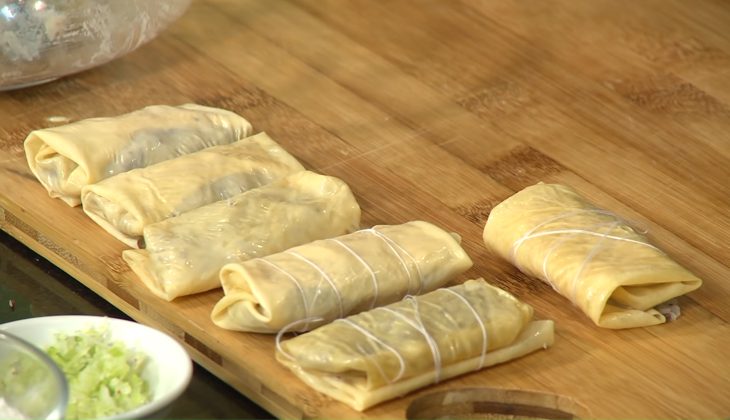 Step 3 Wrap the tofu skin for vegetarian braised tofu skin