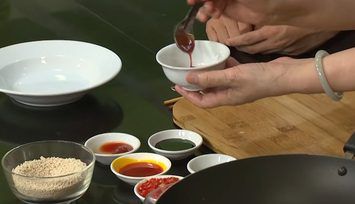 Step 5 Make the sauce Braised tofu skin vegetarian