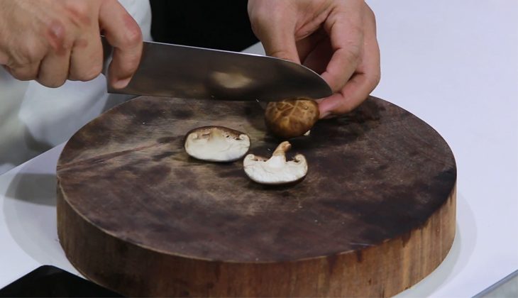 Step 1 Prepare the ingredients for tofu skin braised with vegetarian mushrooms